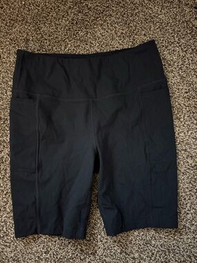 Mondetta Black Ribbed High-Waist Bike Shorts with Pockets